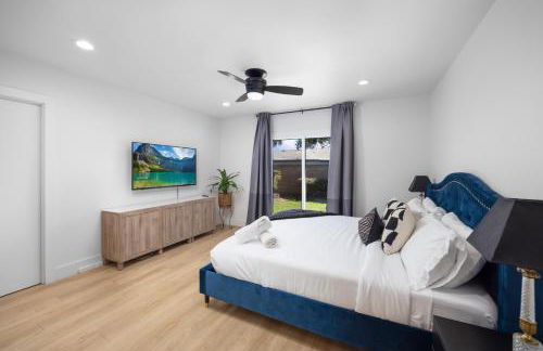 NEW Lux 5BR Villa Near Disney, Knotts, LA, OC with Hot Tub & Games - Photo 18