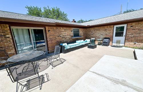 Texas Speedway Retreat: Desk + Cowboy Dipping Pool by Vacation Your Way - Foto 20