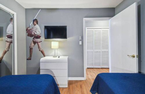 FABULOUS New Decor, Near Dis, Fireplace, Star Wars Children's BR, Next To Pool, LOW rates! - Foto 23