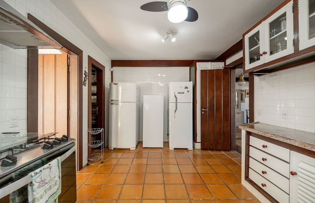 Casa com Cinco Quartos Pé na Areia - Foto 13