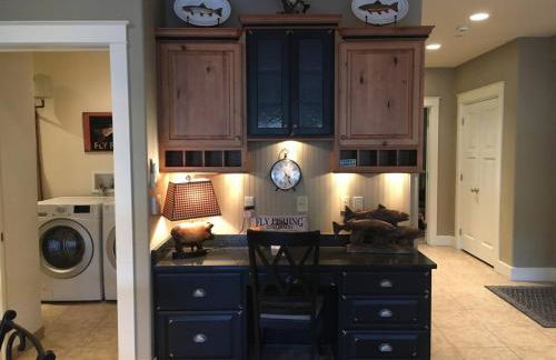 Riverfront condo with balcony, king bed STR#267 - Photo 9