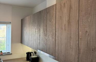 Three-bedroom modern family home by the pond with free parking - Photo 6