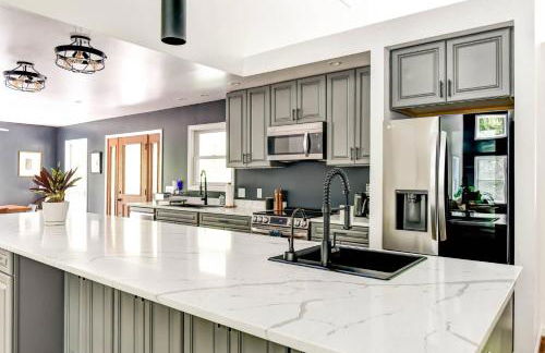 Luxury Mountain Retreat - 4 King Suites & Hot Tub - Photo 5