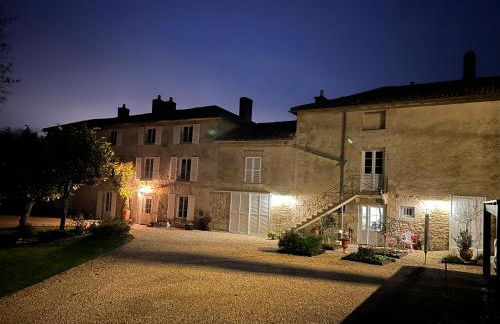 LE REPAIRE DU CLAIN gîte 4 étoiles pour 14 personnes avec piscine proche du Futuroscope - Foto 2