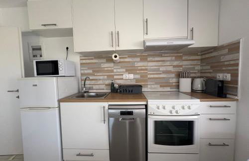 Sapphire Apartment , Beachfront Family Apartment for 4 with Private Garden, 1-Minute Walk to the Beach - Foto 9