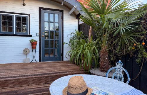 The Cabana Luxury Award Winning Tiny Home with Hot Tub and Private Garden 2 mins Walk to Ryde Beach - Photo 37