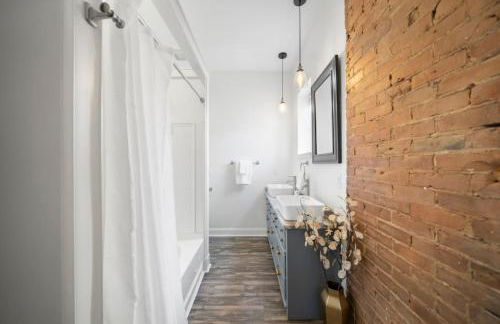 City Escape 2BR Steps to TQL near OTR and Downtown - Foto 30