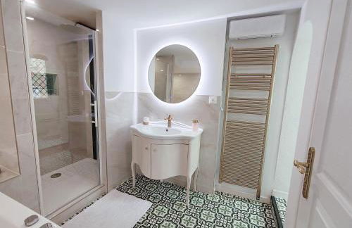 Appartement Bulle d'antan en cœur de ville - Monument classé historique - Grand Jaccuzi - Photo 11