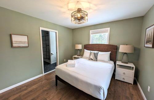 Luxurious Lake Retreat with Hot Tub and Walk to Beach - Foto 21