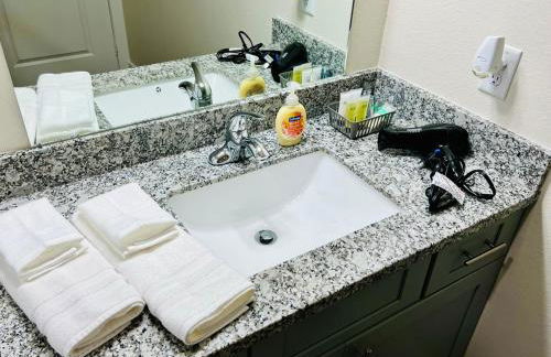 Apt 2 Bedrooms 2 Full Baths FREE Parking & FREE Laundry in Unit - Foto 30