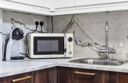 Spacious 4BR Home with Garden Close to Transport - Foto 11