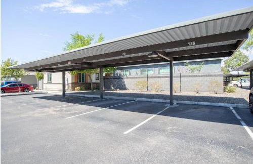 2 Bedroom Villa, Dog Park, Lake, WiFi, Laundry , Pool - Photo 24