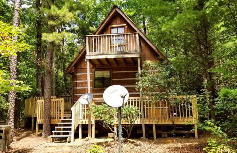 Romantic Log Cabin with Hot Tub near Cherokee National Forest, Tennessee - Foto 1