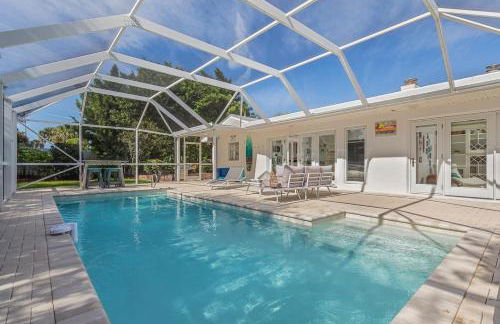 Surfs Up - retreat at the beach with heated pool - Foto 31