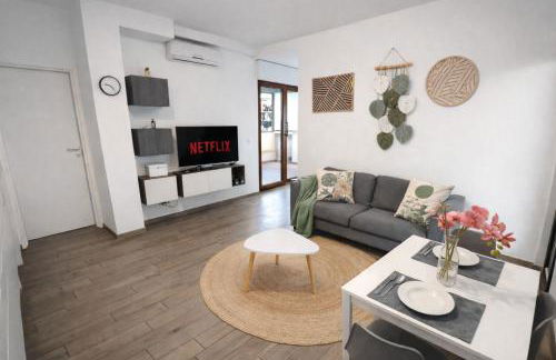 Attico Luminoso con Terrazzo e Parcheggio Gratuito - Foto 8