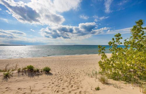 Glen Arbor Riverfront Retreat Steps to Beach! - Foto 21