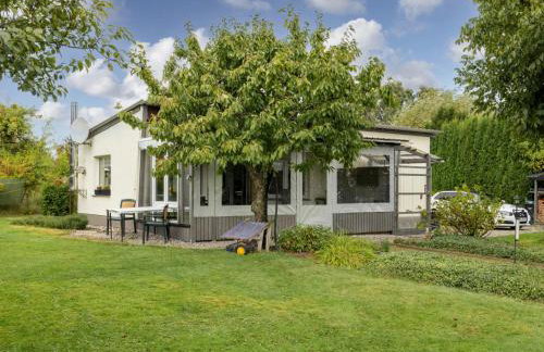 Nelsen mit Ruderboot auf Wassergrundstück - Photo 1