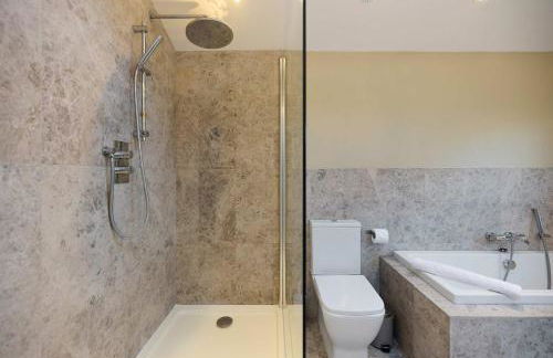 Behind the Blue Wall - Foto 8