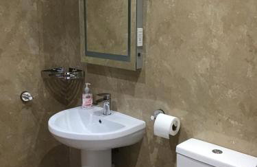 Exclusive Private double room, en-suite wet room Private entrance - Photo 7