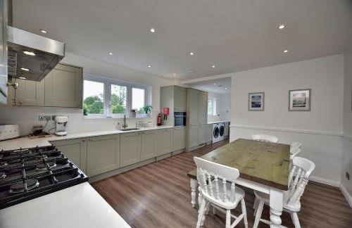 Luxury 5-Bed Country House with Hot Tub, Views & Games Room, Sleeps 12 - Kent Downs - Foto 6