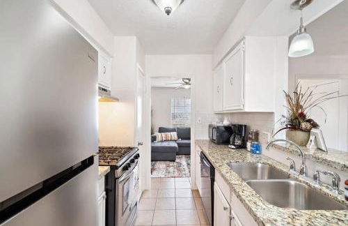 Covered Back Patio Covered Parking Game Room WIFI Smart TV's every room Washer & Dryer - Foto 15