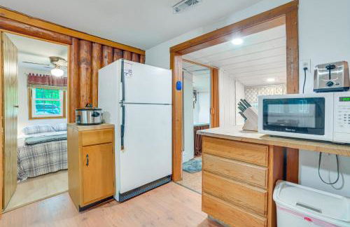 Rustic Michigan Lakeside Cabin with Private Dock! - Foto 9