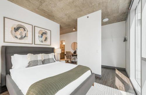 Linea Luxury Living with Indoor Pool and Rooftop Views in The Loop - Photo 33