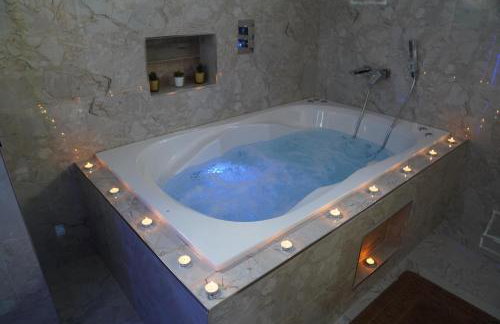 1 Bed Flat - Sleeps 2 - Hot Tub - Parking - Wifi - Photo 6