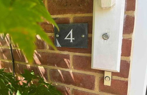 Bright, modern & close to historic town - Photo 34