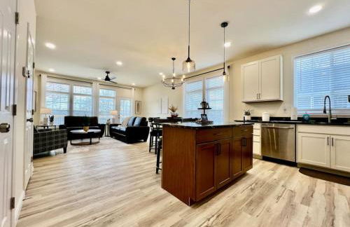 Beautiful NEW Ranch Home with a large deck and games - Foto 8