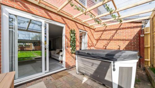 3BR Home with Hot Tub and Garden - Foto 5