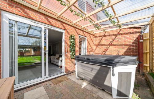 3BR Home with Hot Tub and Garden - Foto 5