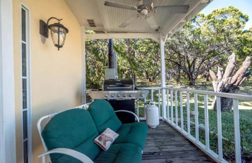 Joyful Cottage Rental for Couples with Poolside Cabana near San Antonio, TX - Foto 23