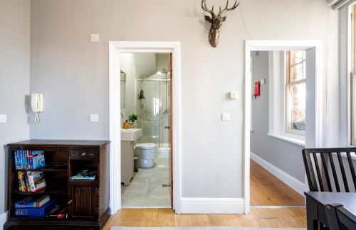 Sunny Corner Apartment in Center of London - Photo 4