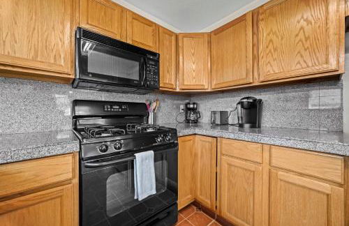 Golden View Townhouse - Walk to Downtown! - Photo 11