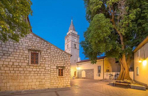 Villa Mirakul, new modern villa with swimming pool, close to the beach, children playroom, quiet area- by TRAVELER tourist agency Krk - ID 2680 - Foto 15