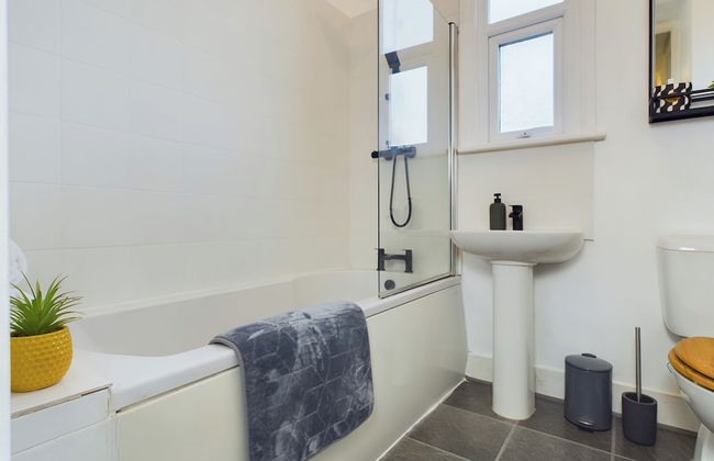 Seaside Haven Retreat in Southend - Photo 14