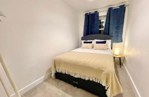 Churchill House 3 Bedroom Sleeps 6 Free Parking - Photo 9