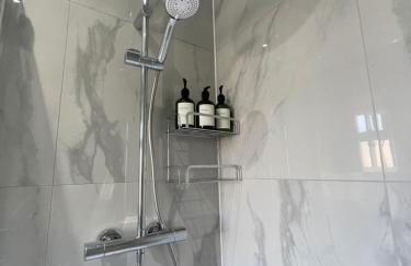 Luxury 3 Bed House - 10 min walk from Dartford Town Centre - Fully Refurbished - Photo 14