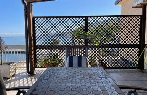 Attico con terrazza sul porticciolo turistico di Vibo Marina - Foto 7