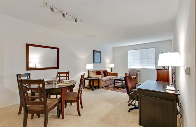 Global Luxury Suites at The Village - Photo 27