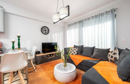 Colorful city apartment - Photo 1