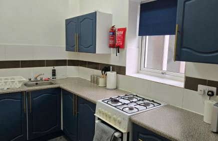 Spacious Entire House with Free Parking Perfect for Relocators Contractors and Long Term Stays - Photo 18