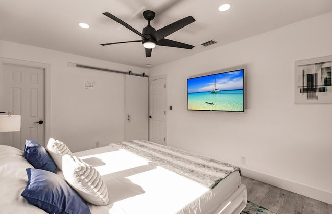 Modern Spacious Home With Pool Jacuzzi - Photo 18