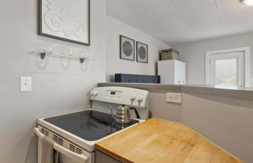 Sleek & Bright 1st Flr Studio Short -Midterm Stays - Photo 7