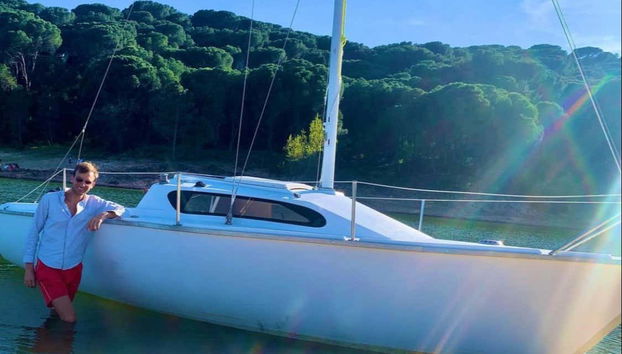 À côté du voilier