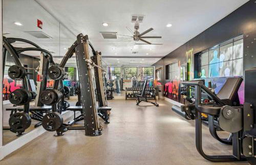 Boulevard Stays Quiet Modern 2BR Pickleball Pool Parking Gym 06 - Foto 23