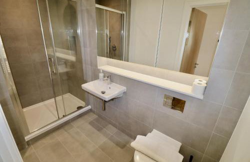 Chertsey Modern 2-Bed Flat with Ensuite, Parking & Ultra-Fast WiFi - Foto 3