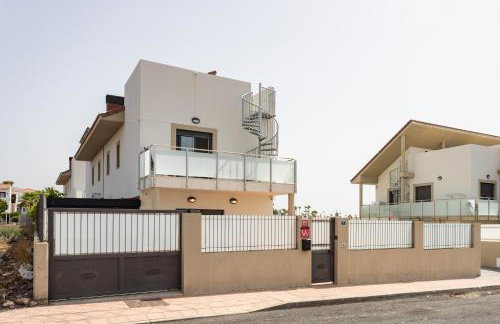 Private Luxury Villa with Pool near Golf Course & Marina - Photo 47