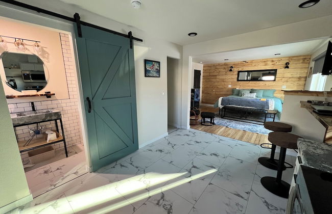 Dollhouse Downtown - Photo 7